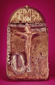 A „Corp Naomh” néven ismert harangszentély, Templecross, Westmeath megye, 10. és 15. század (ezüst és bronz hegyikristállyal)